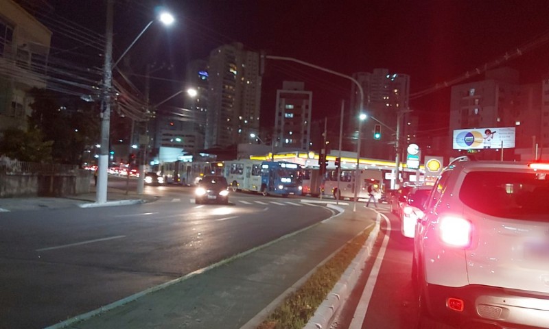 Mulher de 46 anos morre após ser atropelada na Avenida Dante Michelini, em Vitória