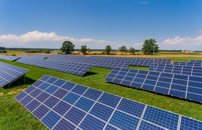Excesso de energia solar pressiona sistema elétrico e leva Brasil a buscar grandes baterias