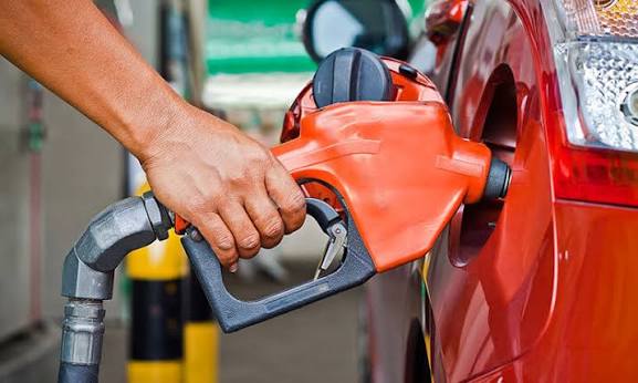 Governo zera PIS/Cofins da gasolina por 30 dias a 16 dias do segundo turno das eleições